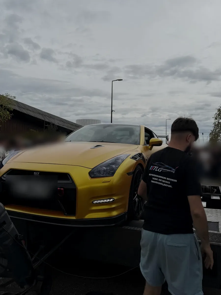 Nissan GT-R jaune sur le banc de puissance TLG, lors d’une journée banc, devant du public