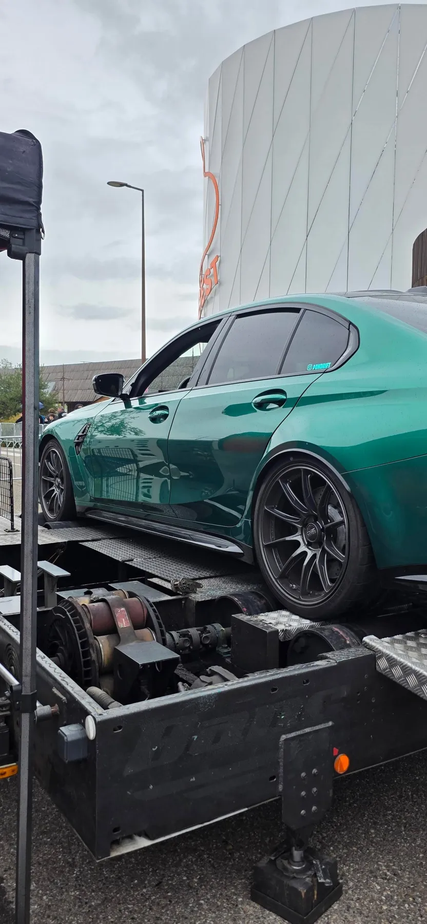 Roue arrière d’une BMW M3 sur les rouleaux d’un banc de puissance