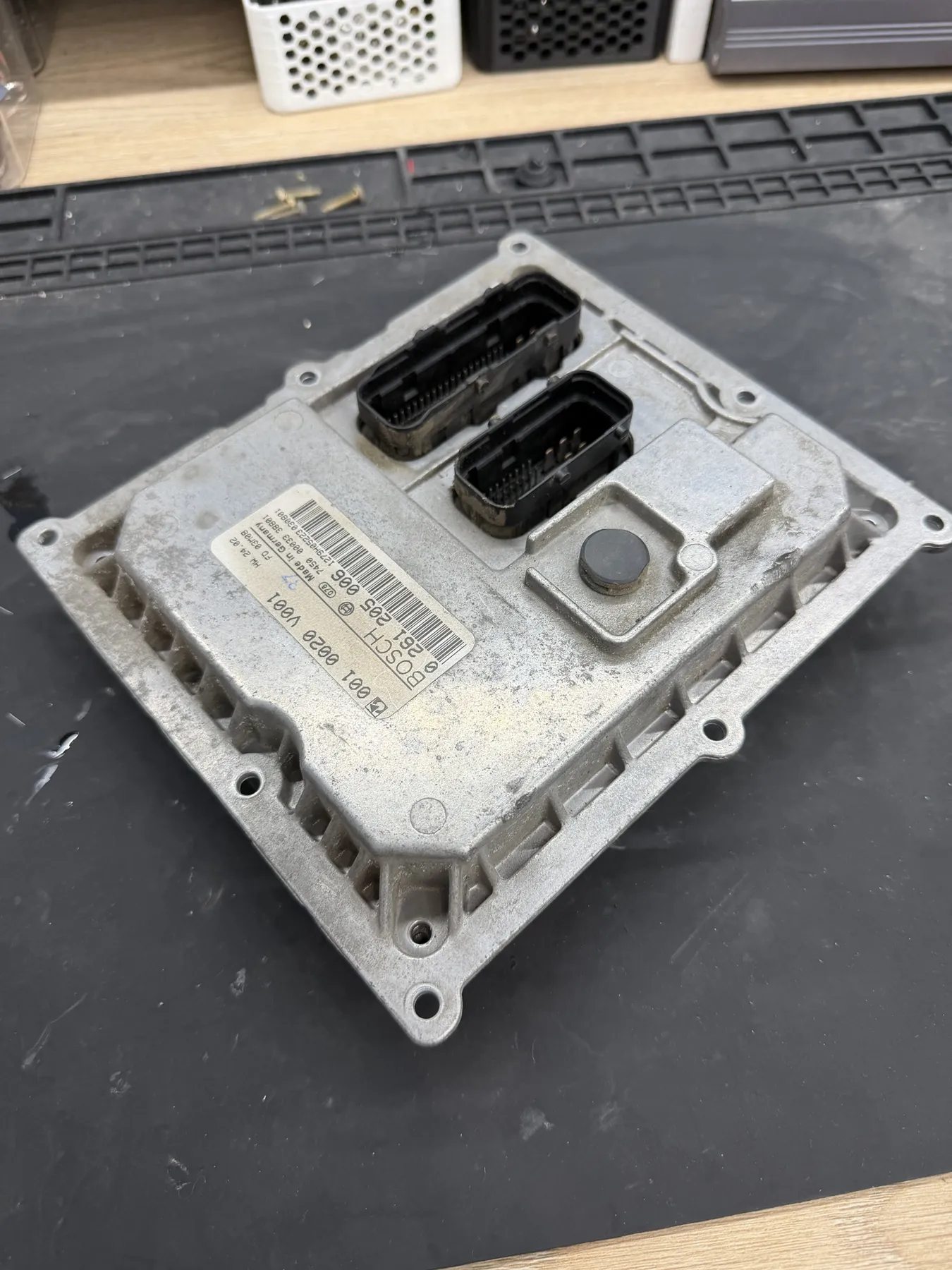 Calculateur moteur Bosch posé sur l’établi