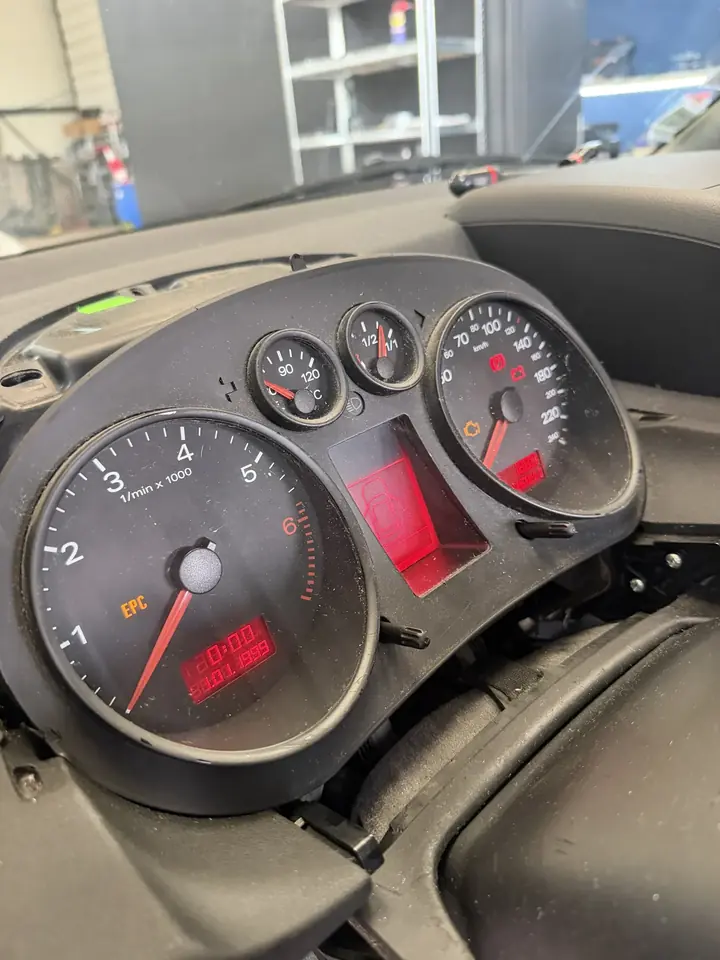Compteur d’Audi TT rallumé, remonté dans le tableau de bord