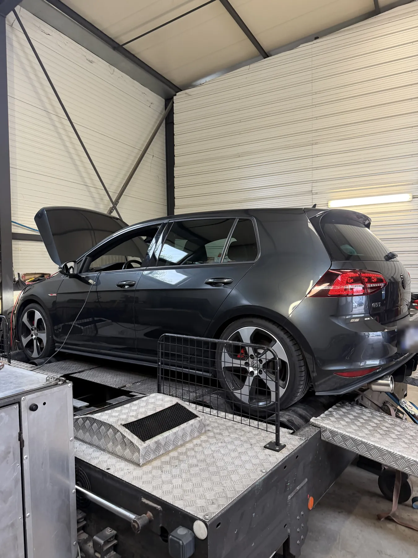 Volkswagen Golf GTI sur le banc de puissance, dans l’atelier