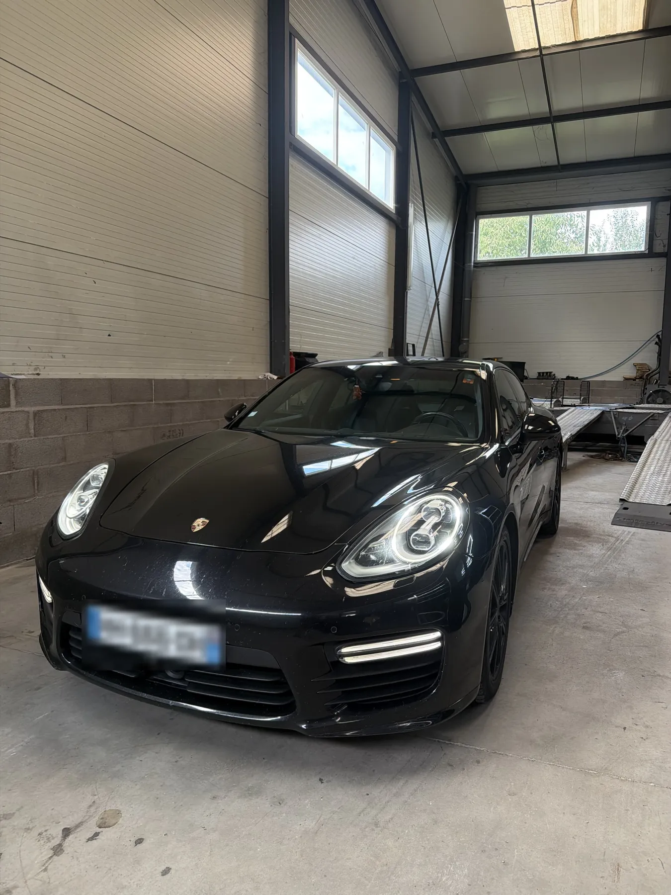 Porsche Panamera noire dans l’atelier