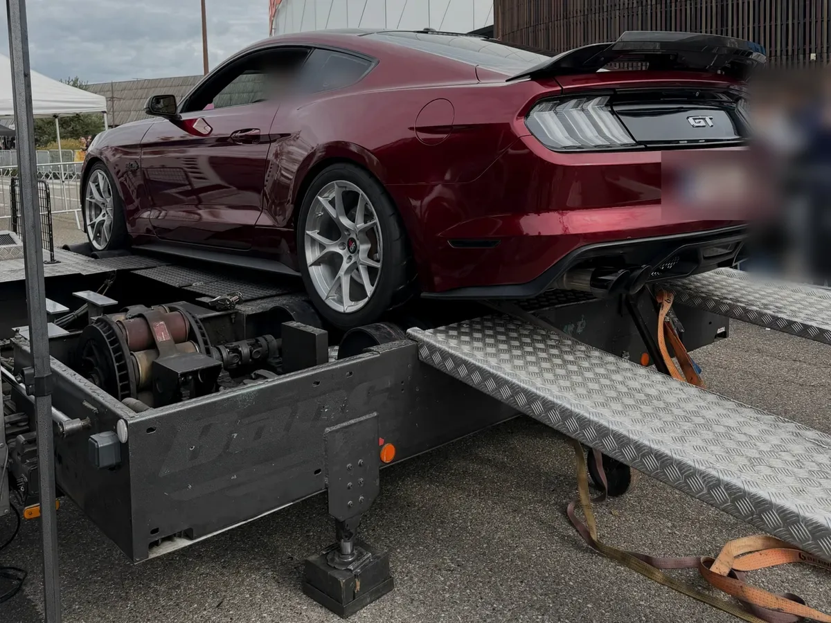 Ford Mustang GT sur le banc de puissance TLG, lors d’une journée banc