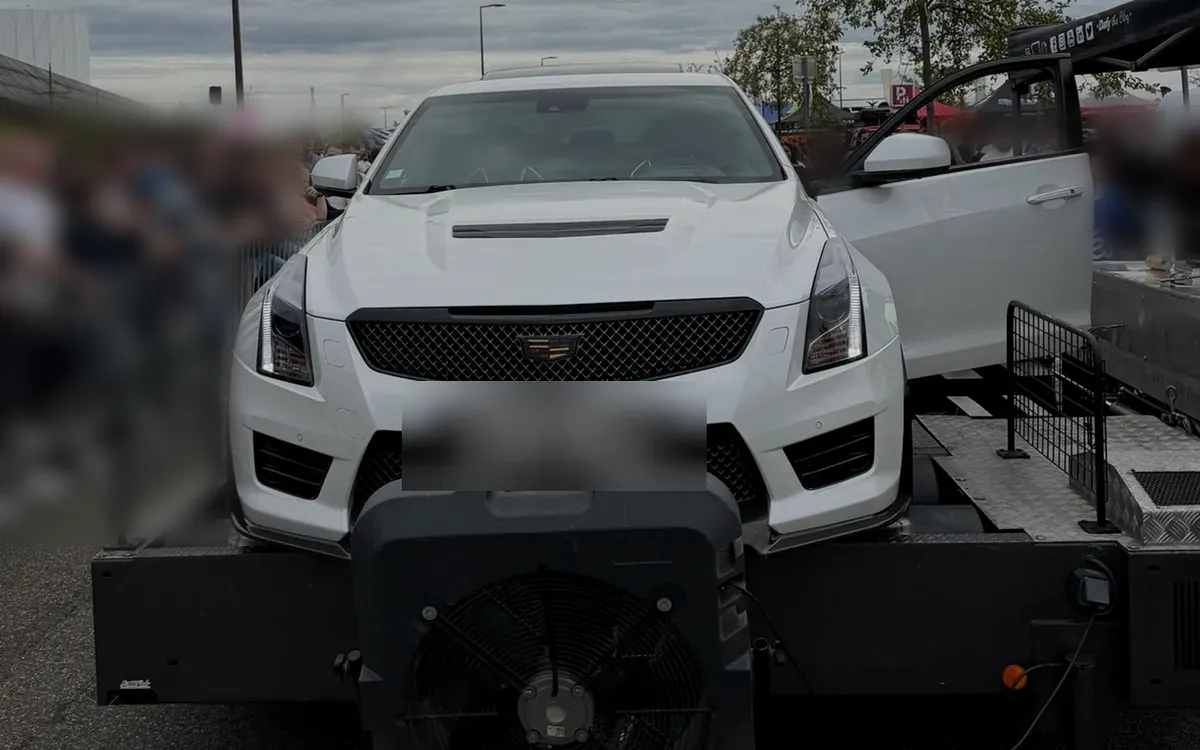 Cadillac ATS-V blanche sur le banc de puissance TLG, lors d’une journée banc
