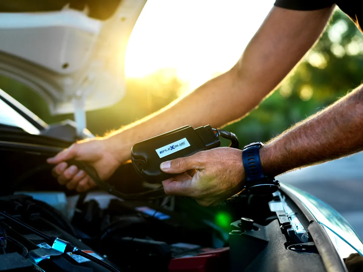 Boîtier eFlexBlue branché sous le capot d’une voiture