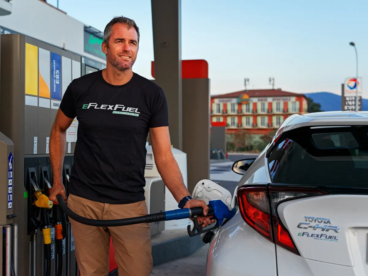 Plein de superéthanol E85 d’une voiture équipée d’un kit eFlexFuel