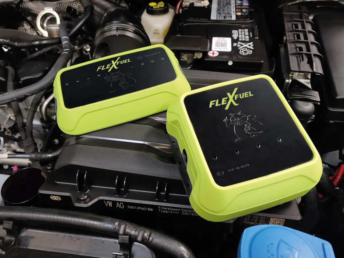 Deux boîtiers E85 FlexFuel sous le capot d’une voiture