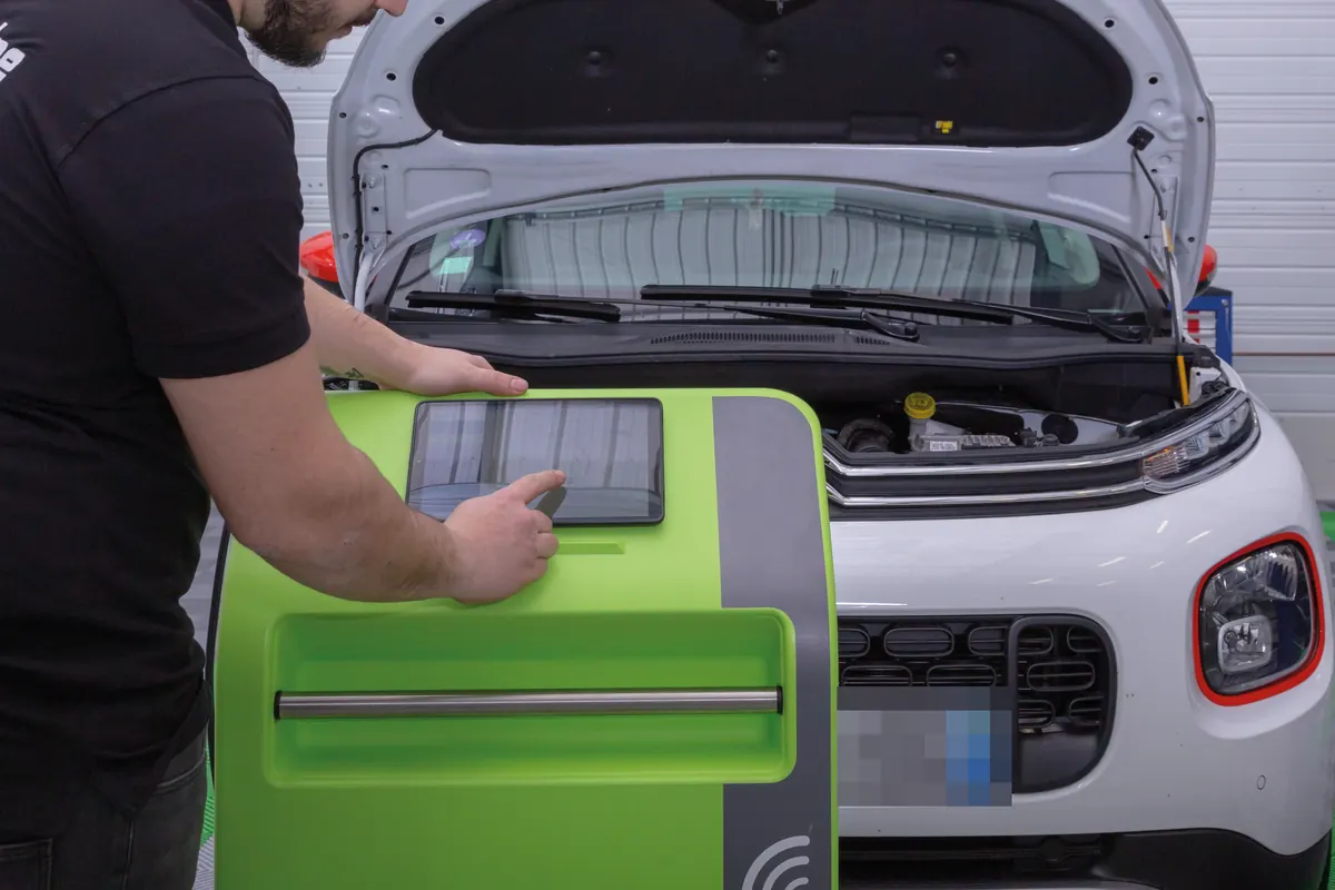 Station de décalaminage Hy-Carbon branchée sur une voiture, capot ouvert