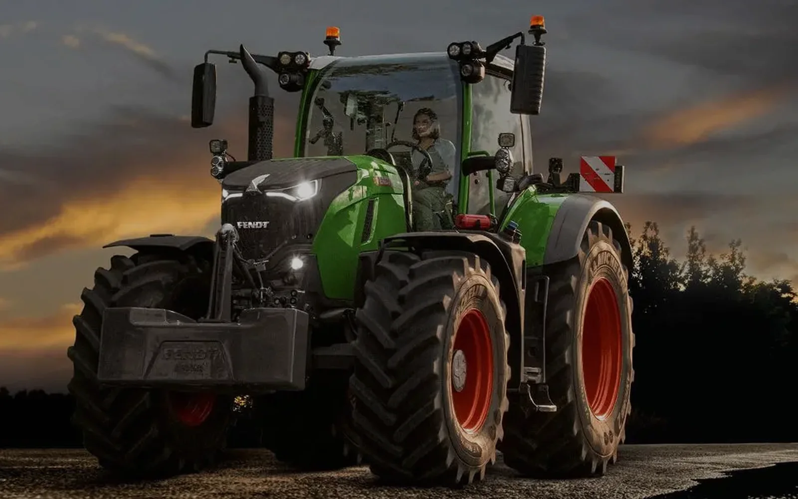 Tracteur agricole au crépuscule
