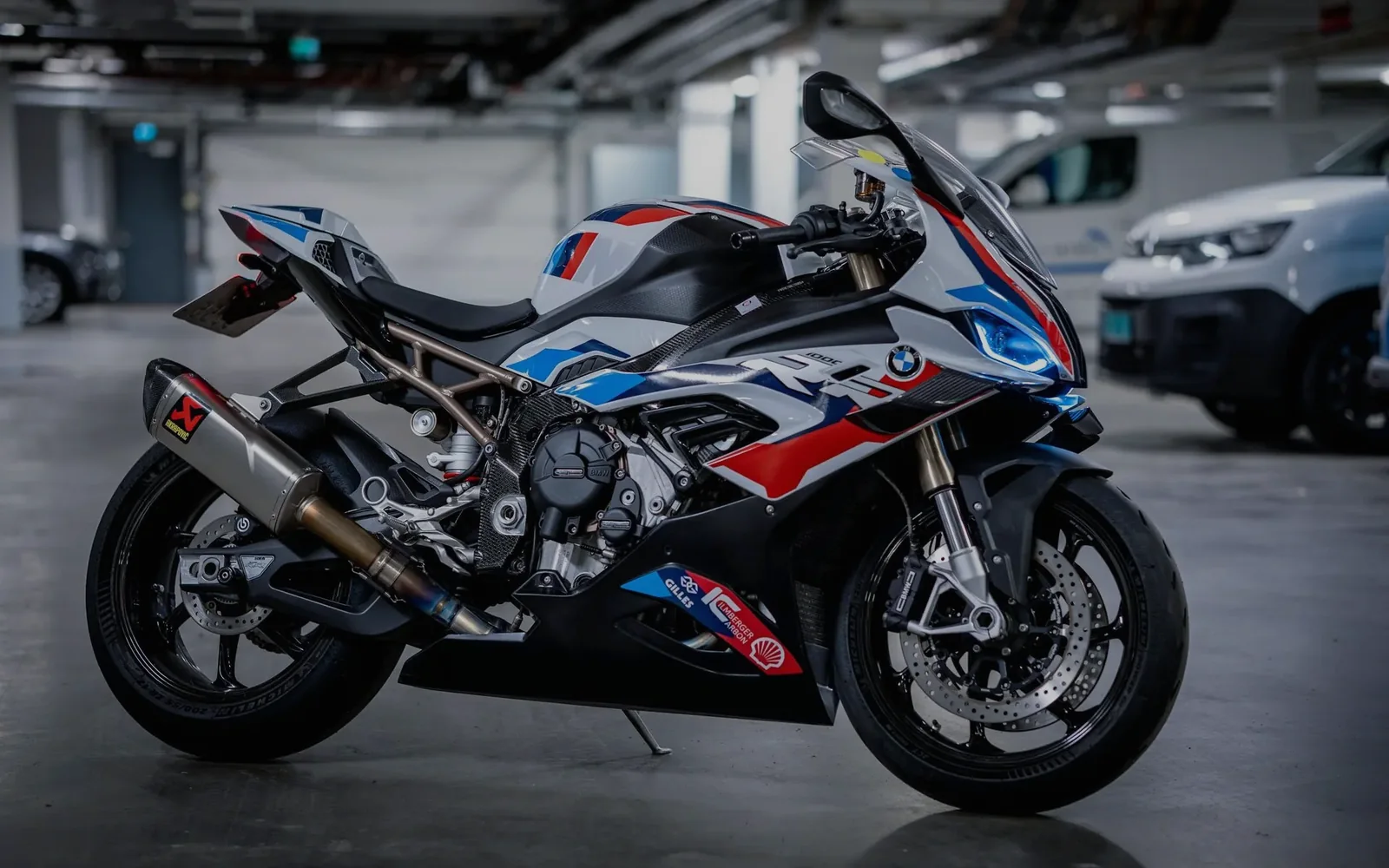 Moto sportive garée dans un parking couvert