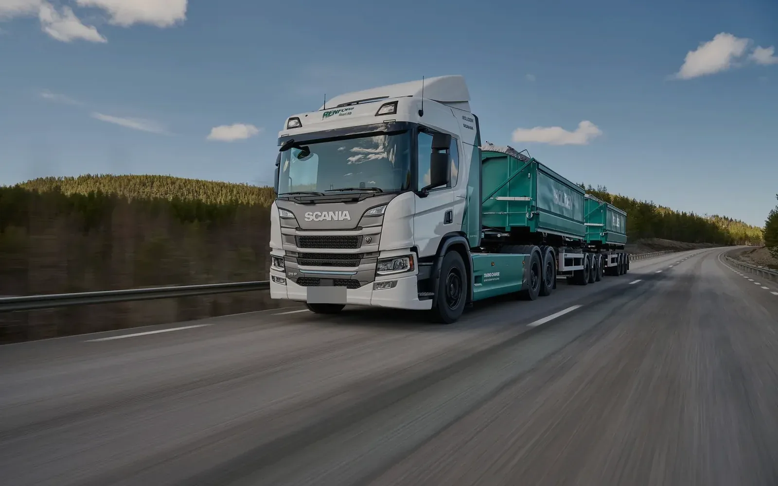 Camion et sa remorque sur une route