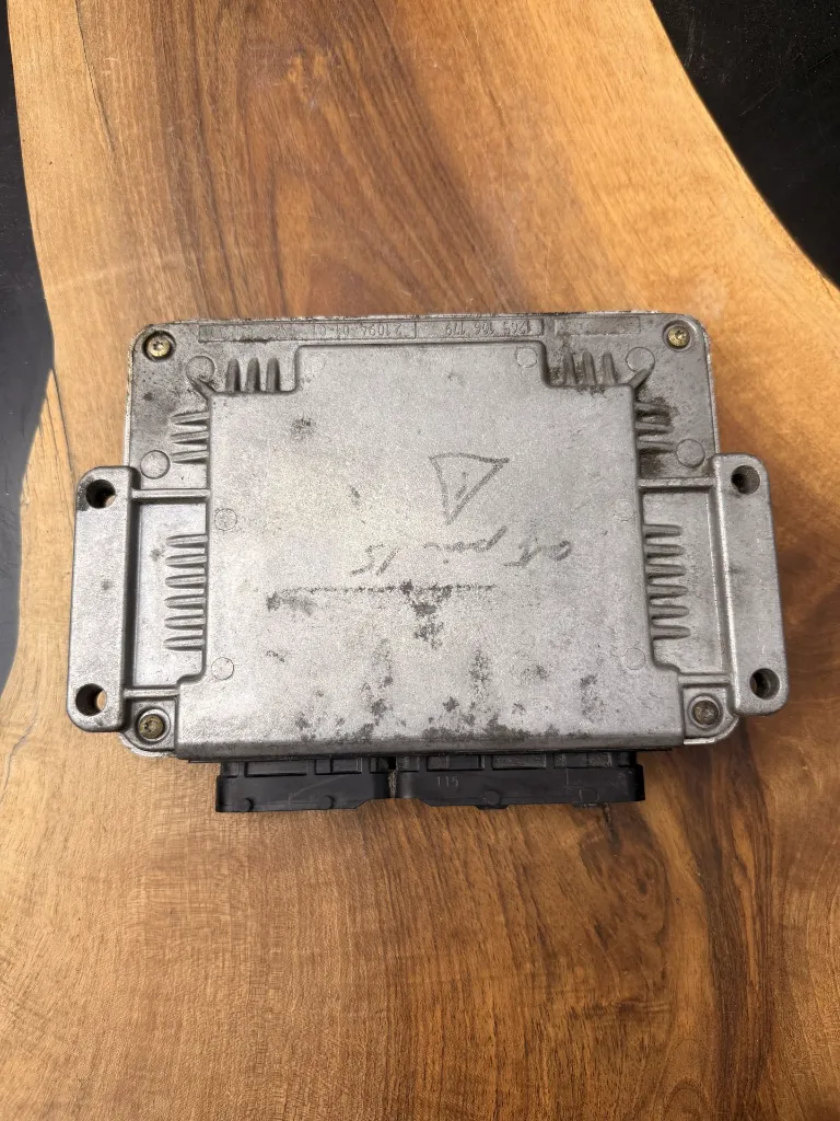 Calculateur Moteur | EDC15Vm+2.V4 | 0281010788 | 8200155523 | HOM8200049304, photo 2